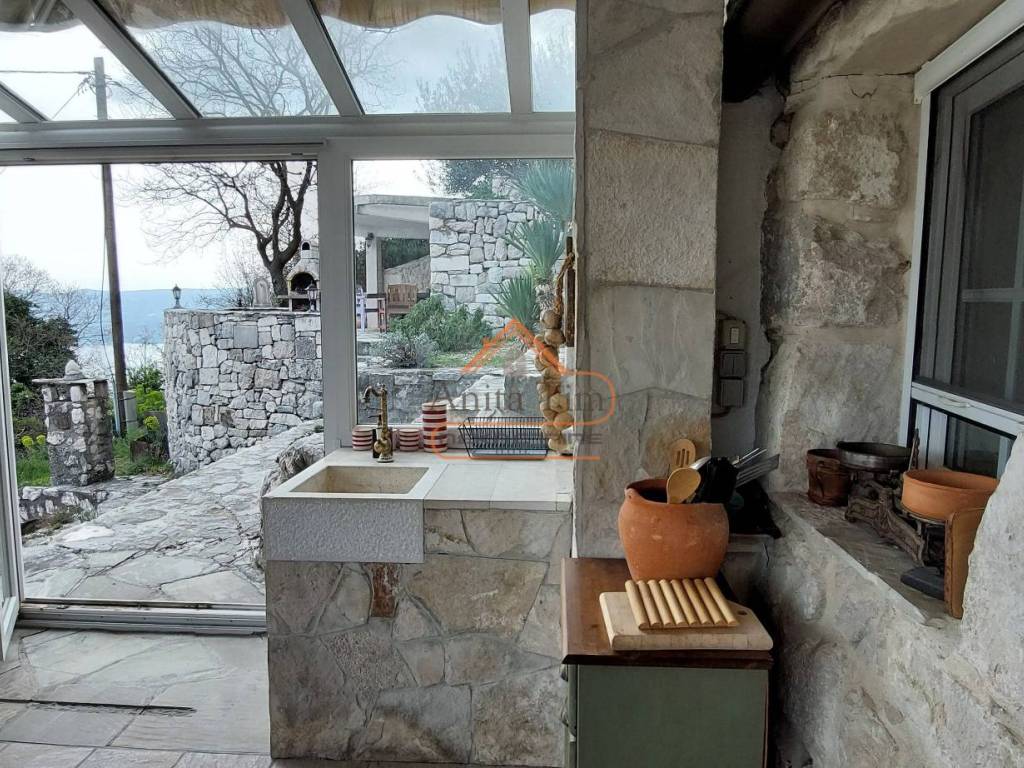 Kamena kuca, Prodaja, Omis, Celina