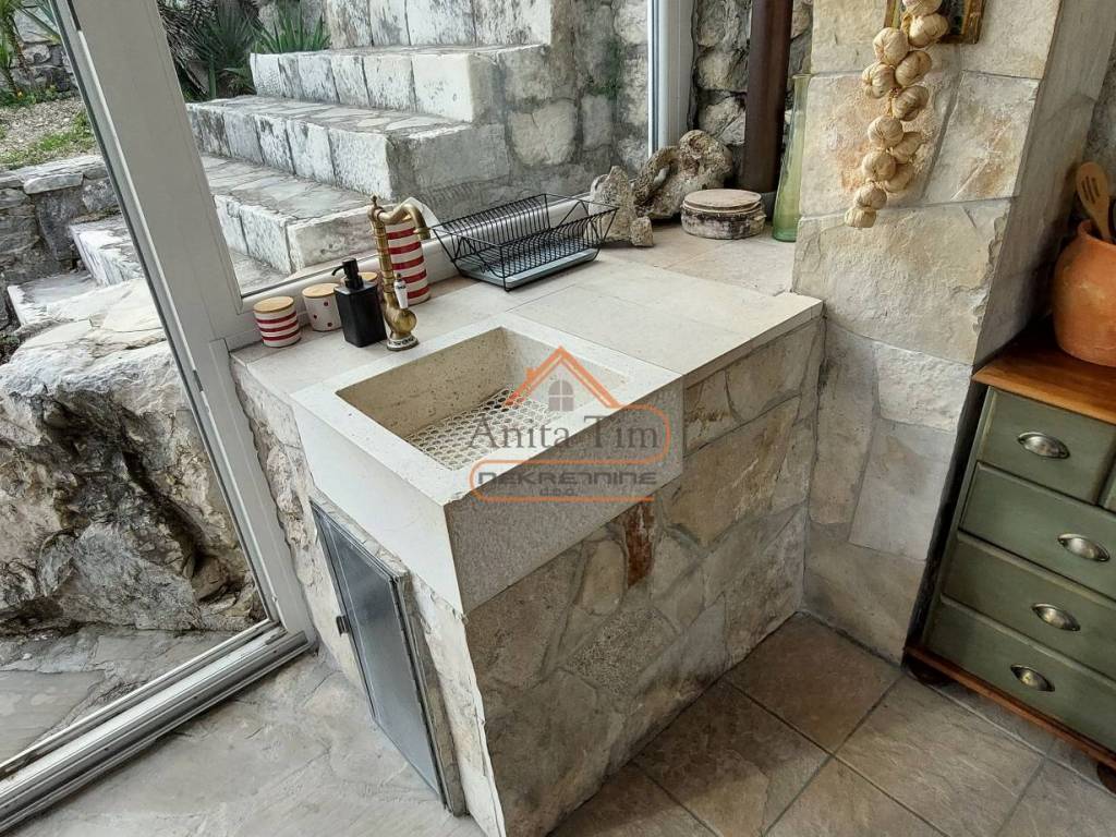 Kamena kuca, Prodaja, Omis, Celina