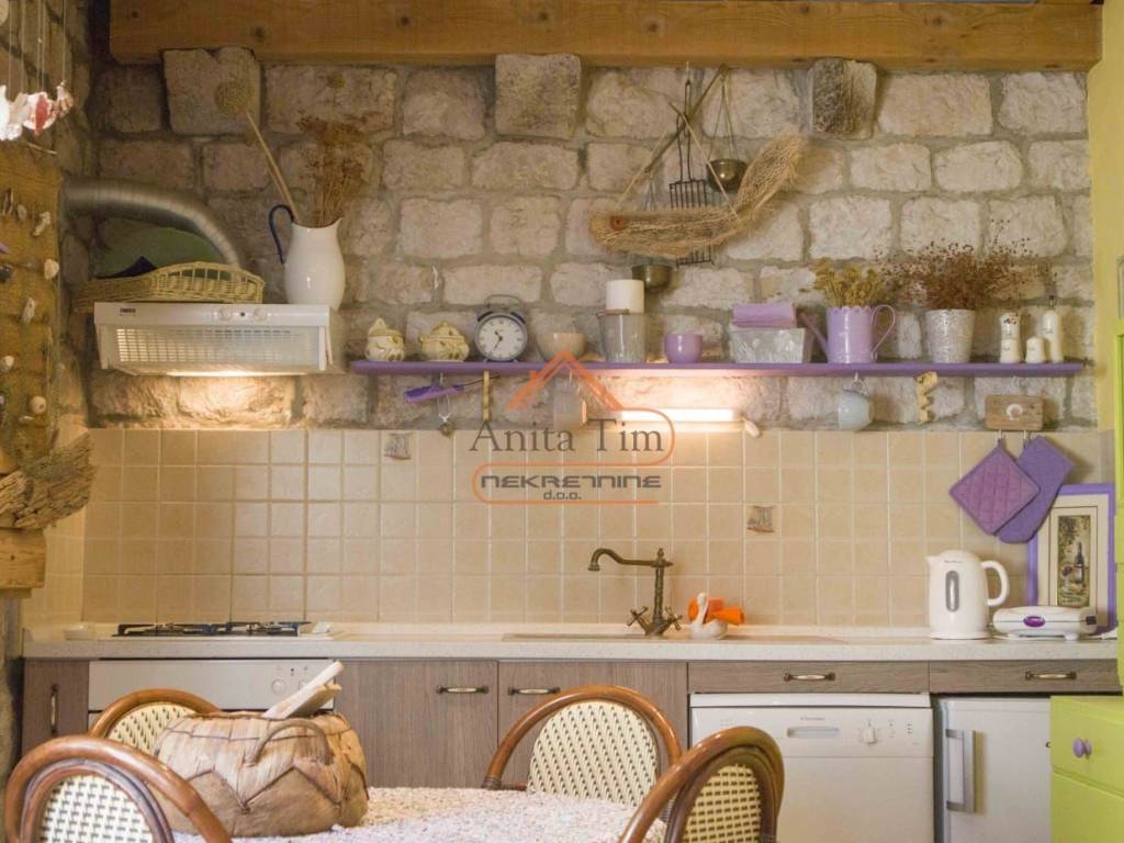 Kamena kuca, Prodaja, Vis, Vis