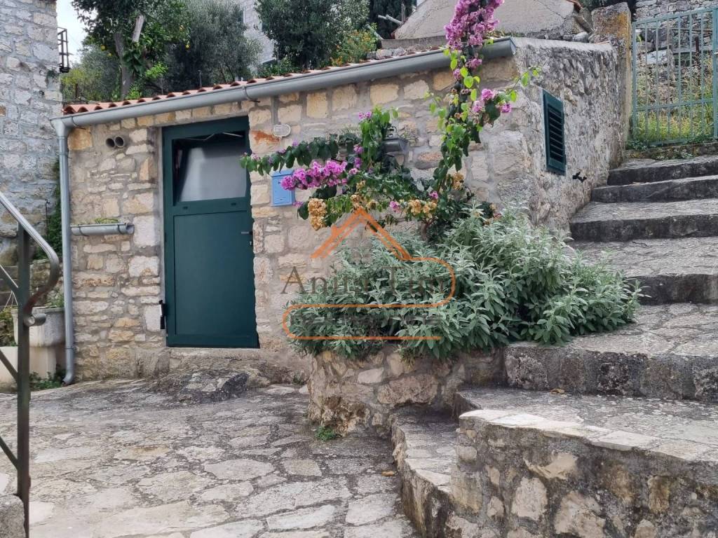 Kamena kuca, Prodaja, Vis, Vis