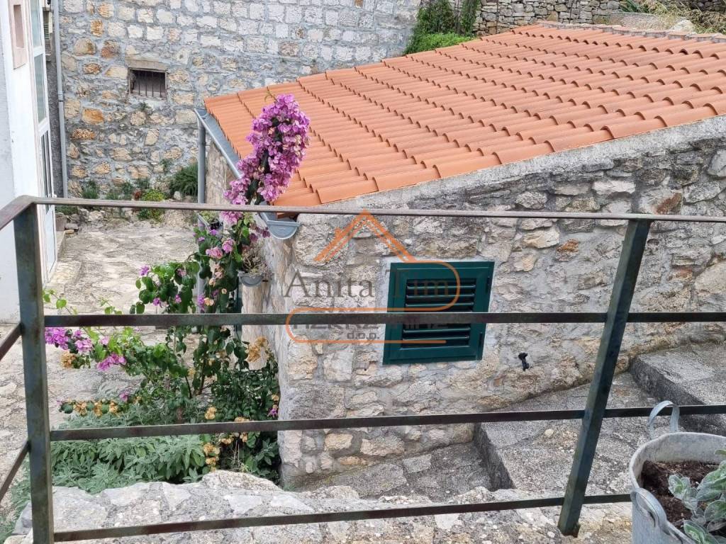 Kamena kuca, Prodaja, Vis, Vis