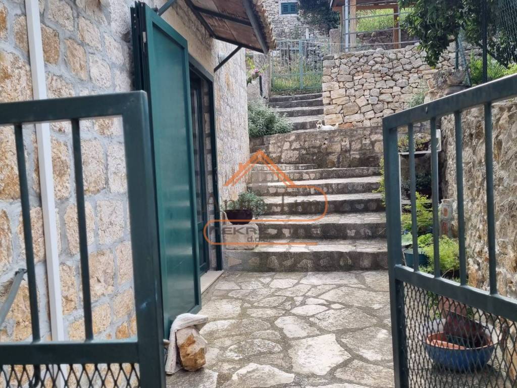 Kamena kuca, Prodaja, Vis, Vis