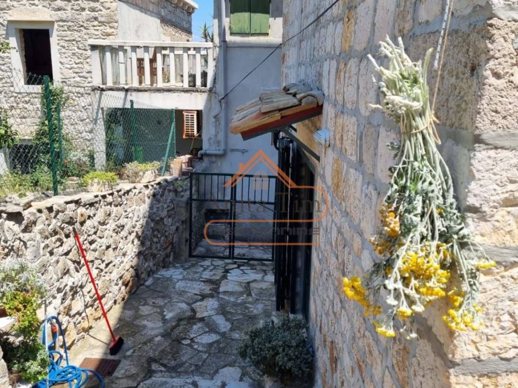 Kamena kuca, Prodaja, Vis, Vis