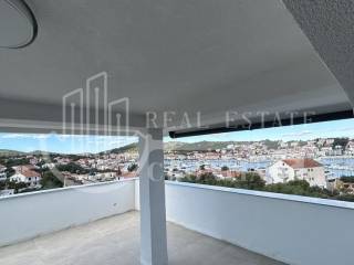 Flat in an urban villa, Sale, Tisno, Jezera