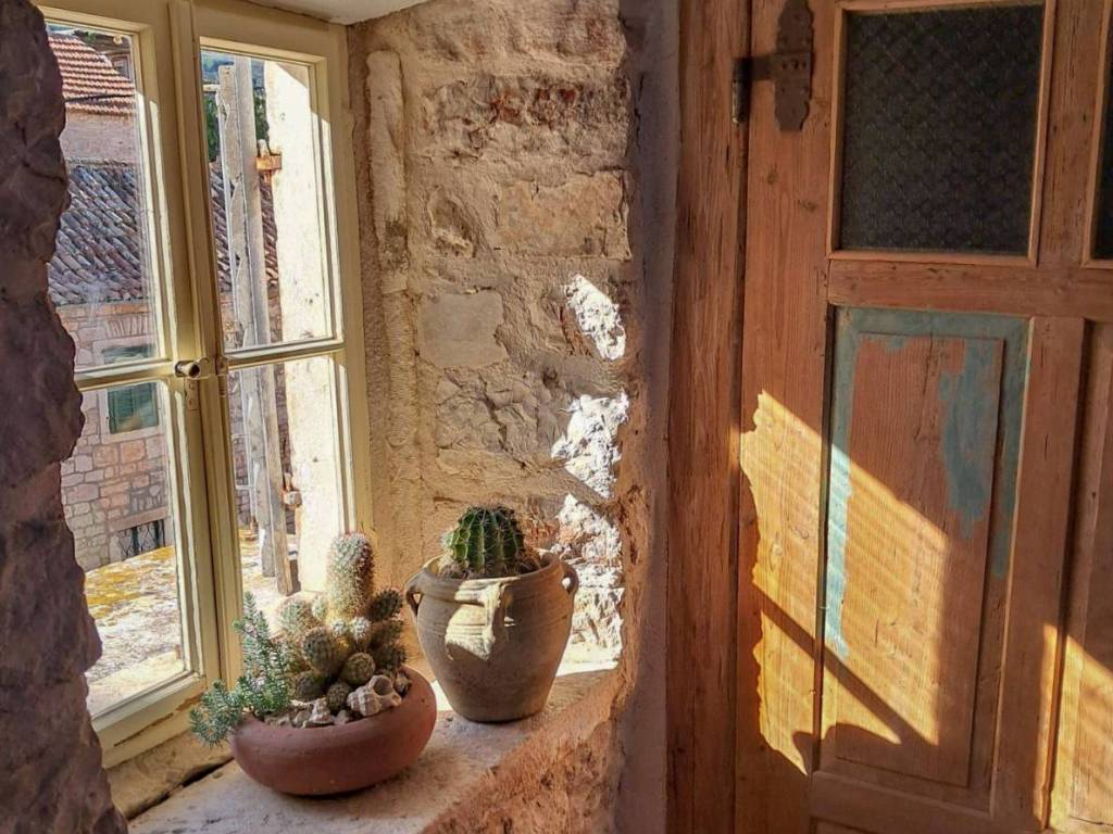 Kamena kuca, Prodaja, Stari grad, Stari Grad