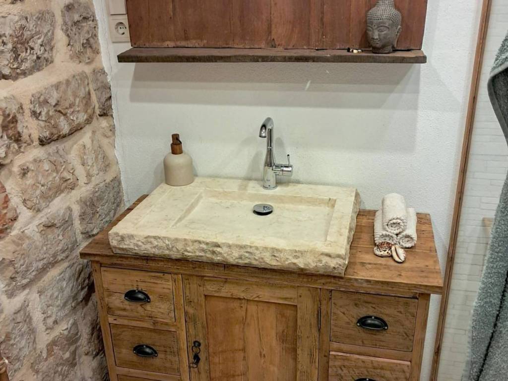 Kamena kuca, Prodaja, Stari grad, Stari Grad