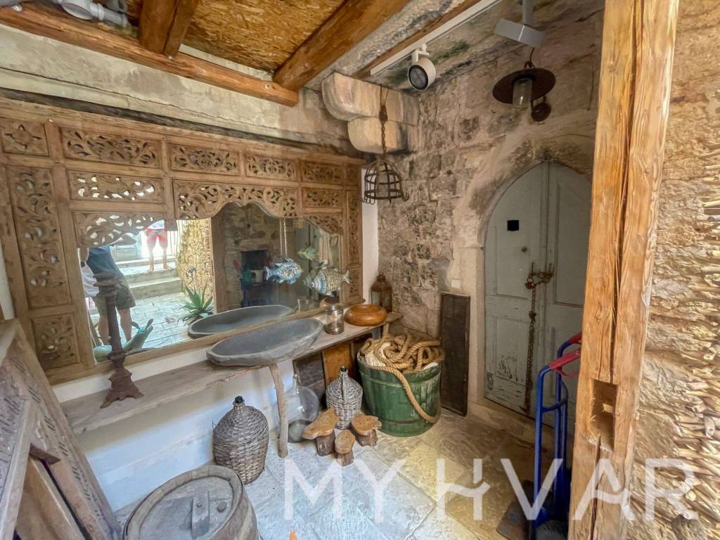 Kamena kuca, Prodaja, Stari grad, Stari Grad