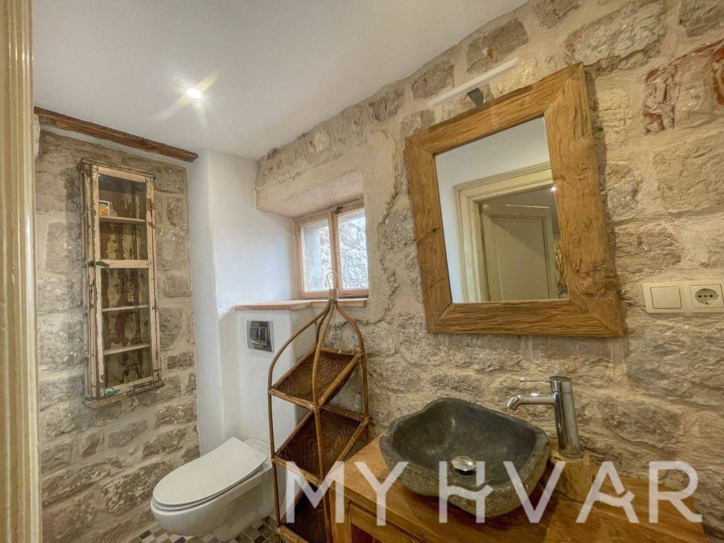 Kamena kuca, Prodaja, Stari grad, Stari Grad