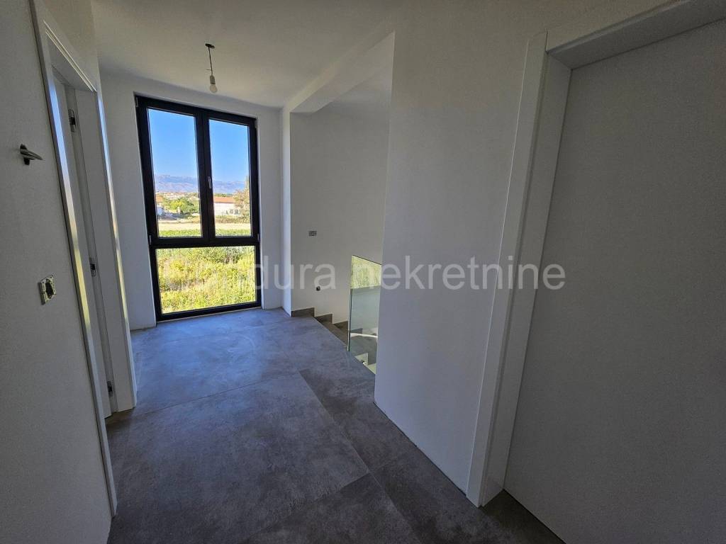 Vila, Prodaja, Vrsi, Zukve