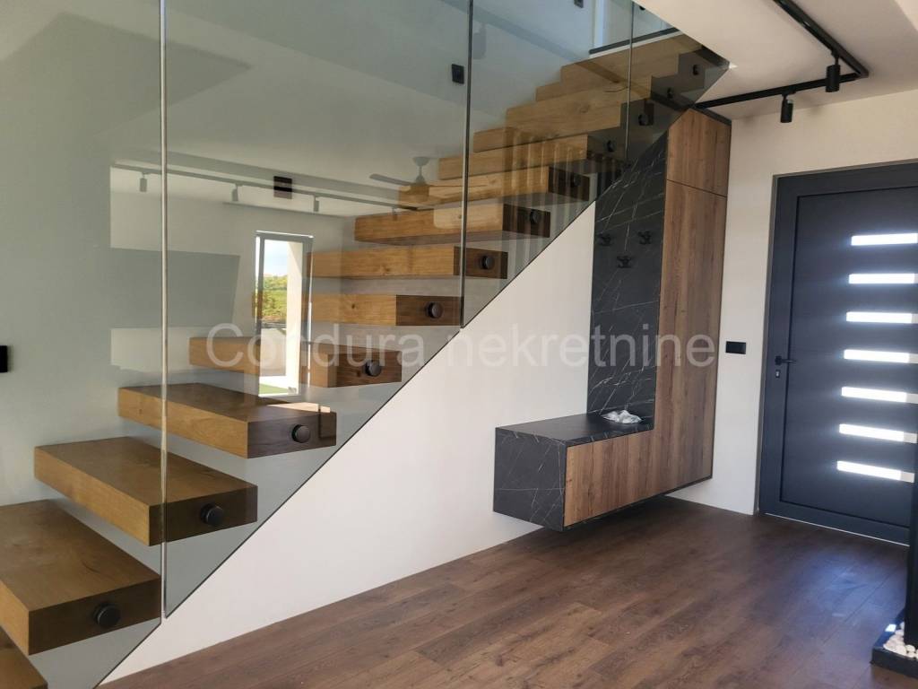 Vila, Prodaja, Privlaka, Privlaka