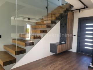 Vila, Prodaja, Privlaka, Privlaka
