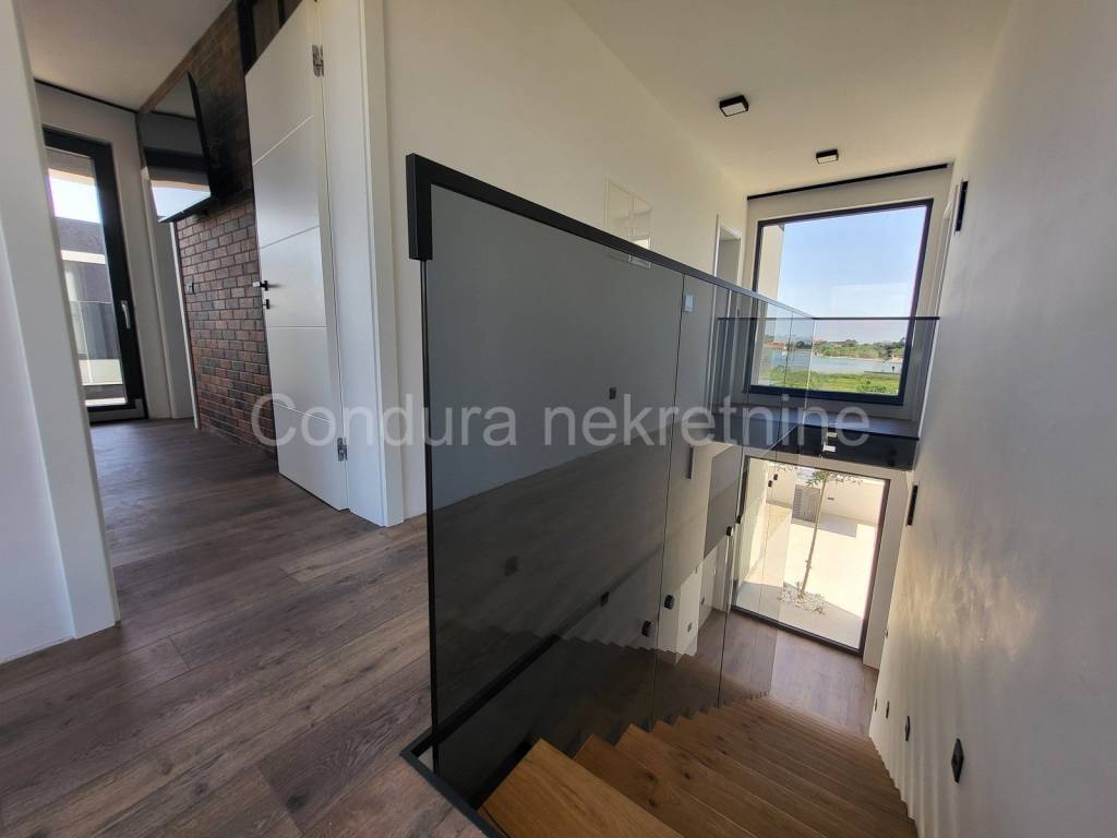 Vila, Prodaja, Privlaka, Privlaka
