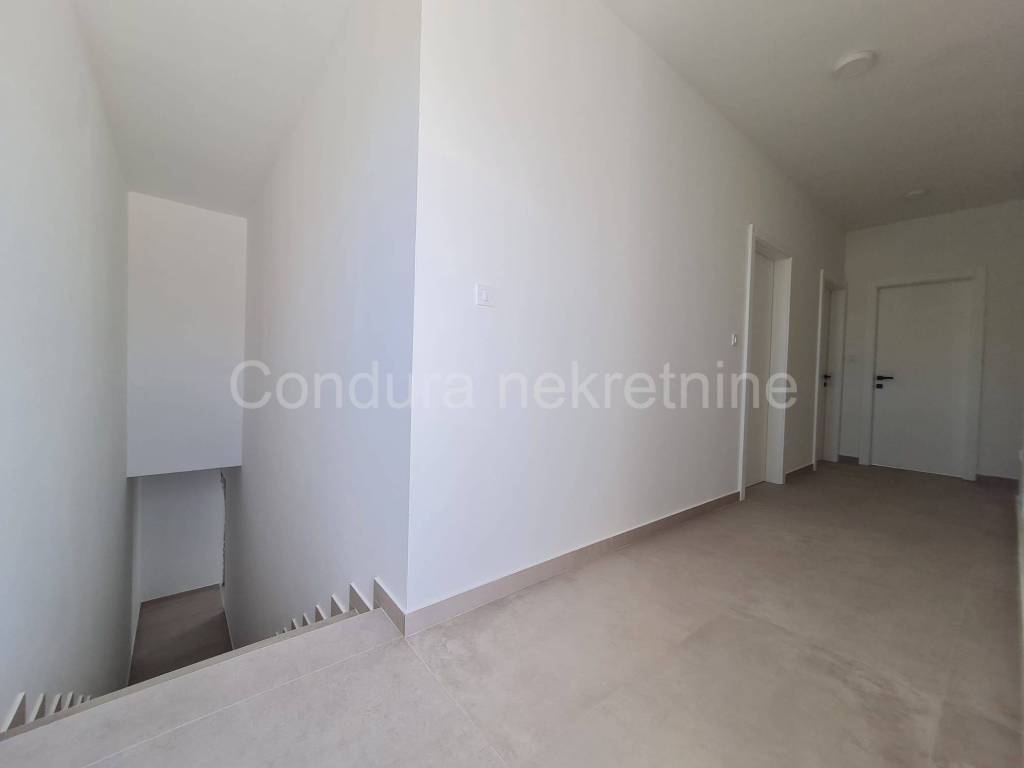 Apartman na moru, Prodaja, Vir, Vir