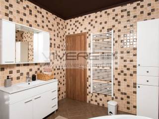 Bathroom on 1st floor