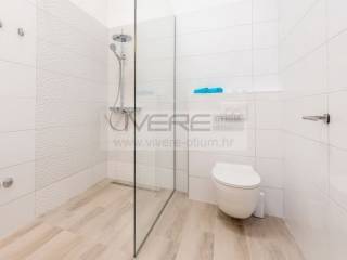 En-suite bathroom No.1