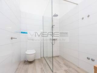 En-suite bathroom No.2