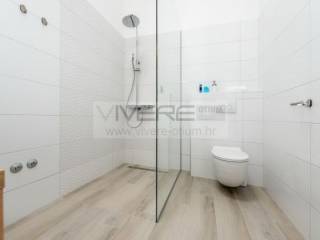 En-suite bathroom No.3