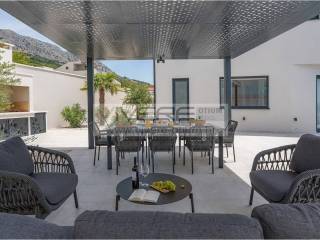 Summer kitchen with dining area