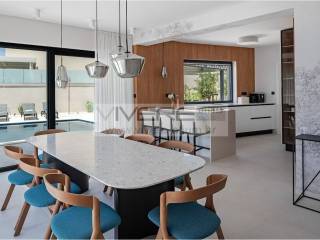 Kitchen &amp; dining area