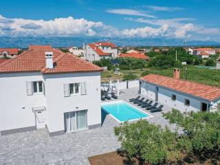 Leasure property, Sale, Nin, Nin