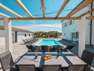 Leasure property, Sale, Nin, Nin