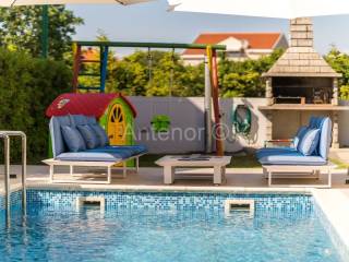 House by the sea, Sale, Nin, Zaton