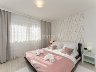 House by the sea, Sale, Nin, Zaton