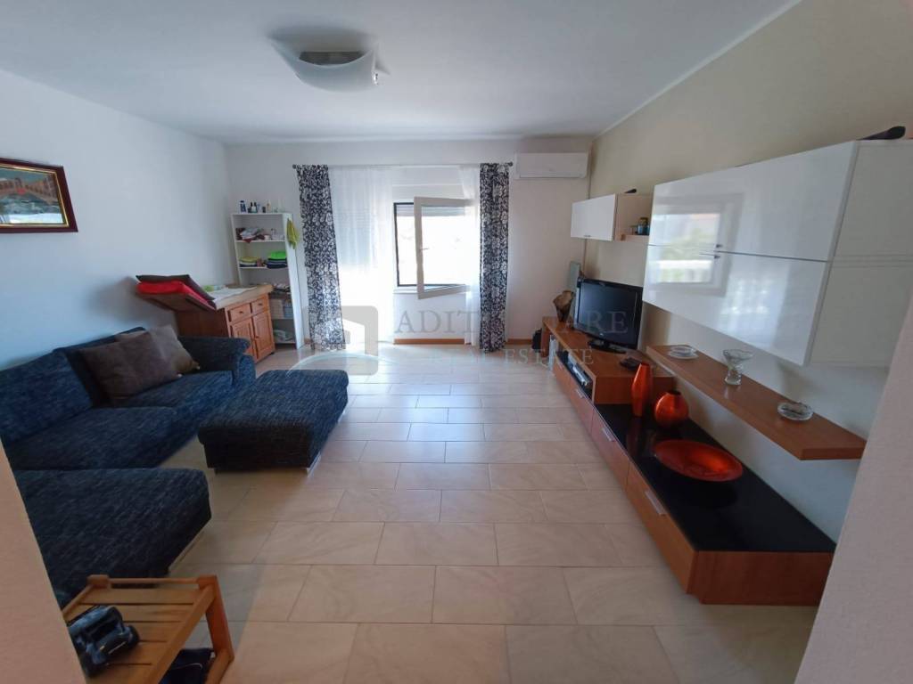 Flat in a house, Sale, Šibenik - Okolica, Brodarica
