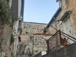 Stone house, Sale, Milna, Milna