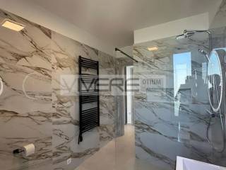 En-suite bathroom No.1 on 1st floor