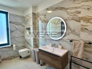 En-suite bathroom No.2 on 1st floor