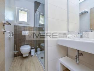 Studio: Bathroom
