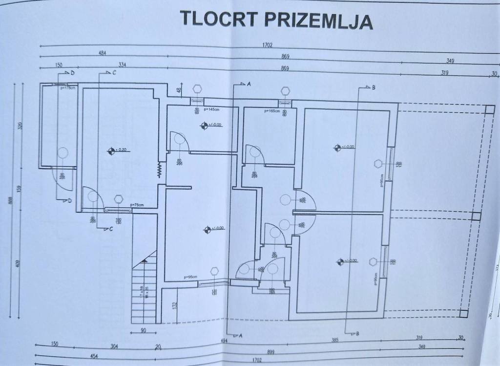 kuca-u-centru-vodica-s-5-apartmana-i-dvoristem-26300-m2_4
